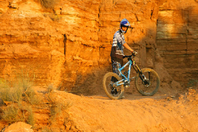 Gee Atherton se nelibě dívá na hranu, kterou nemohl přeskočit