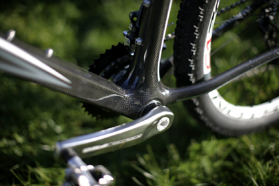 První karbon od Kony