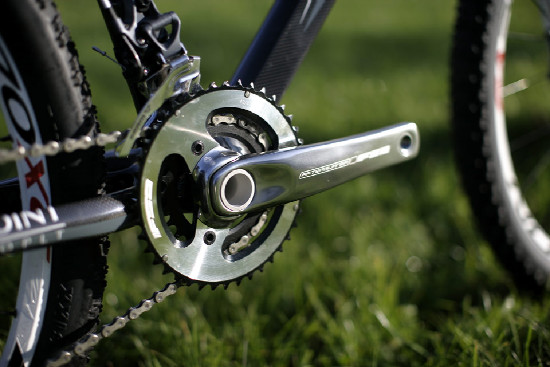 První karbon od Kony