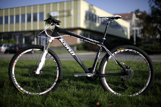 První karbon od Kony