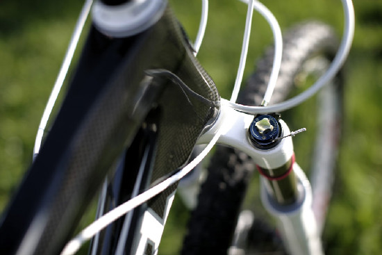 První karbon od Kony