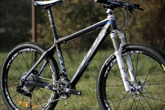 Karbonový SIX před objektivem