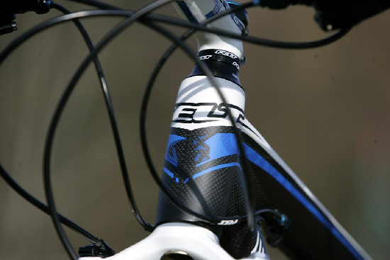 Karbonový SIX před objektivem