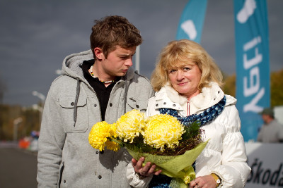 Danny a Jana Šimůnkovi obdrželi od pořadatelů květinu