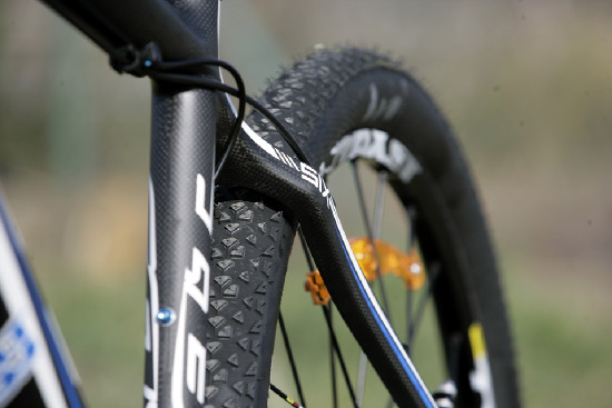 Karbonový SIX před objektivem