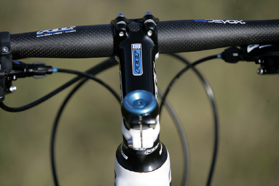 Karbonový SIX před objektivem