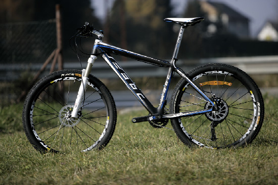 Karbonový SIX před objektivem