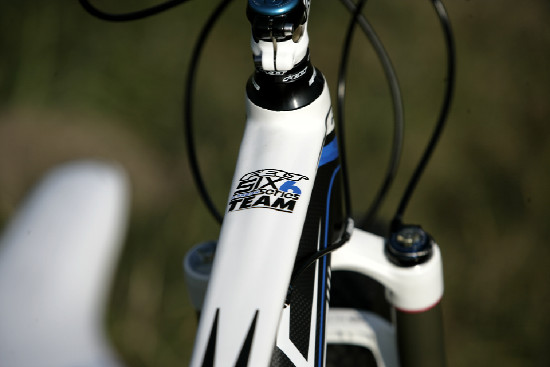 Karbonový SIX před objektivem