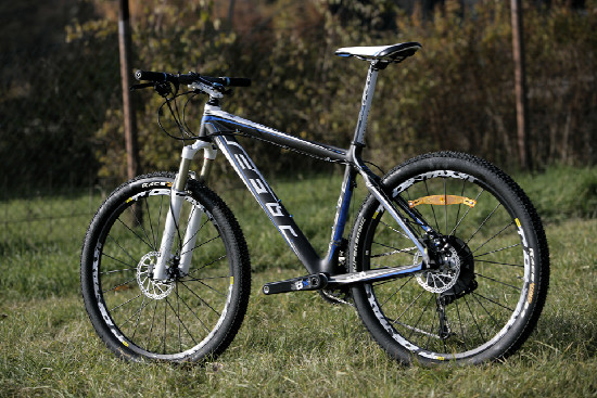 Karbonový SIX před objektivem