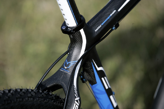 Karbonový SIX před objektivem