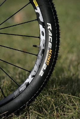 Karbonový SIX před objektivem