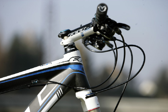 Karbonový SIX před objektivem