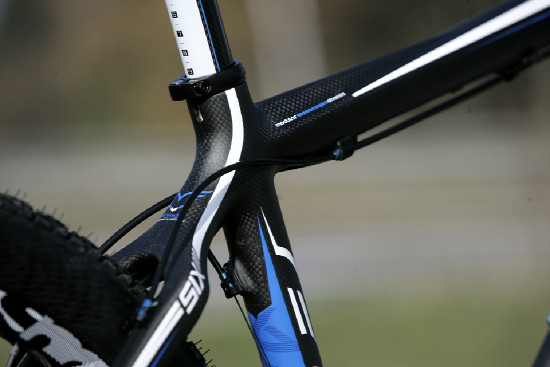 Karbonový SIX před objektivem