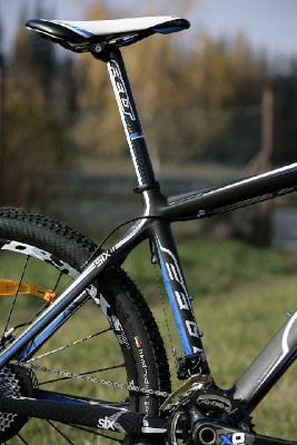 Karbonový SIX před objektivem