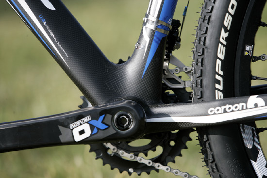 Karbonový SIX před objektivem