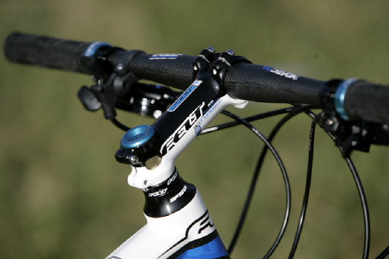 Karbonový SIX před objektivem