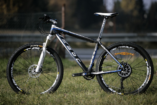 Karbonový SIX před objektivem