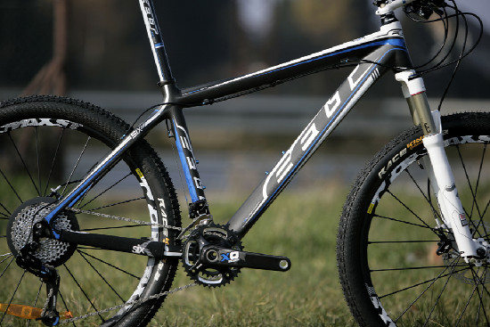 Karbonový SIX před objektivem