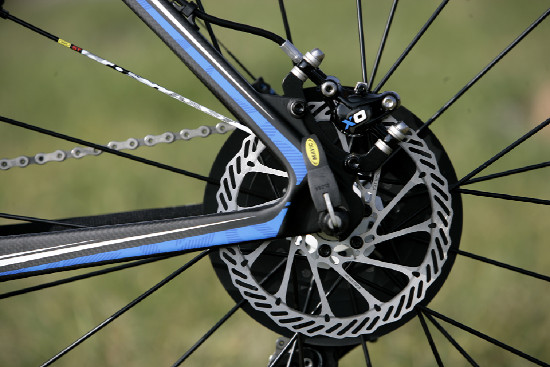 Karbonový SIX před objektivem