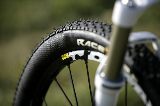 Karbonový SIX před objektivem