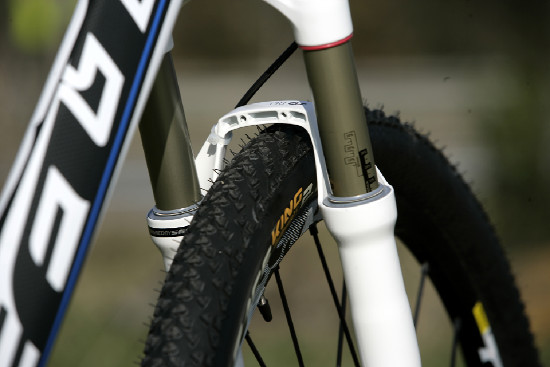 Karbonový SIX před objektivem