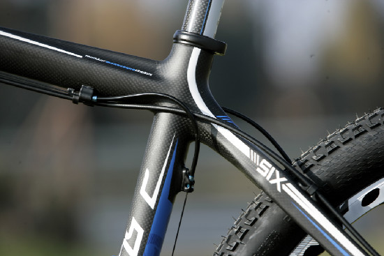 Karbonový SIX před objektivem