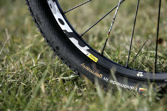 Karbonový SIX před objektivem