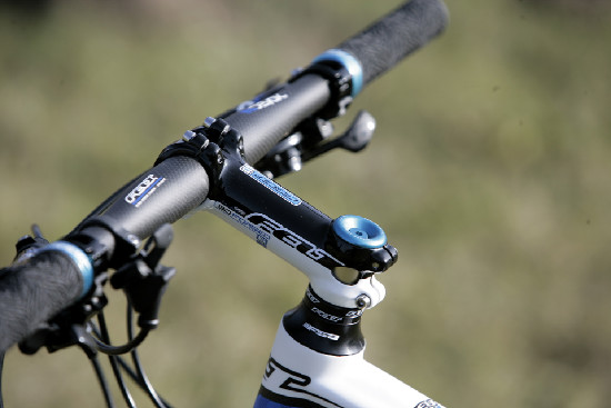 Karbonový SIX před objektivem