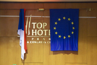  Vlajka se pomalu studem šinula k zemi