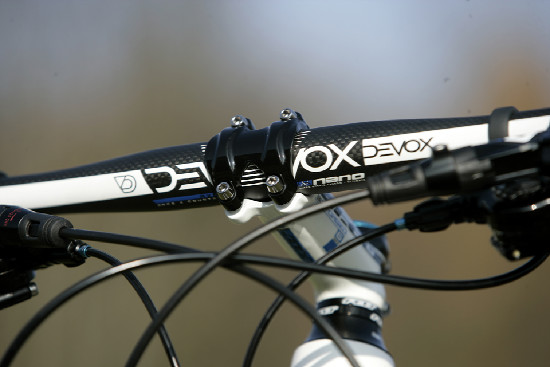 Karbonový SIX před objektivem