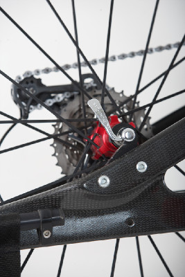 Karbon trochu jinak, aneb handbike