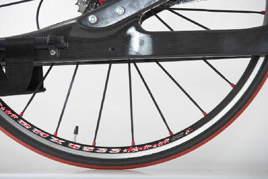 Karbon trochu jinak, aneb handbike