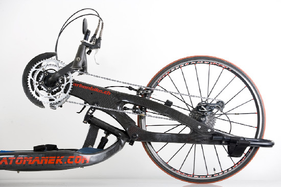 Karbon trochu jinak, aneb handbike