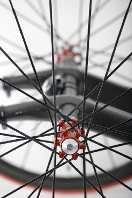 Karbon trochu jinak, aneb handbike