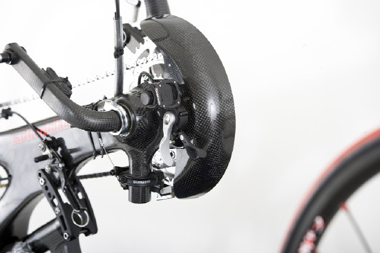 Karbon trochu jinak, aneb handbike