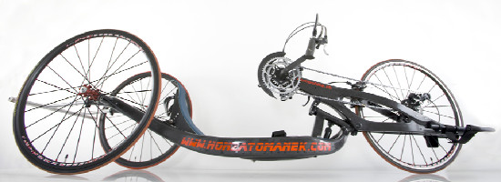 Karbon trochu jinak, aneb handbike