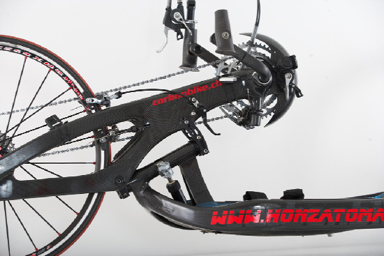 Karbon trochu jinak, aneb handbike