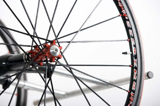 Karbon trochu jinak, aneb handbike