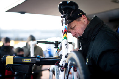 mechanik Gilbert ladí poslední detaily