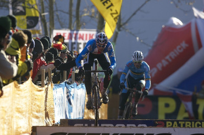 Zdeněk Štybar se Svenem Nijsem překážky také skákali