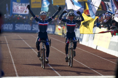 Dvojčata Doubeyova v cíli pořadí na stupních neřešila...