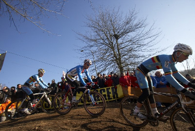 Začátek závodu, Zdeněk Štybar je v obležení Belgičanů