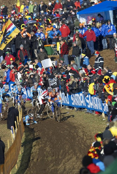 Jeden z favoritů Wietse Bosmans doplatil na pád