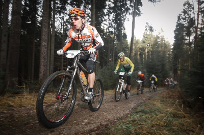 Tomáš Podrazil v čele na prvních kilometrech