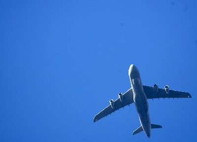 Nákladní vojenské letadalo nízko nad St. Wendelem, míří na základnu Rammstein