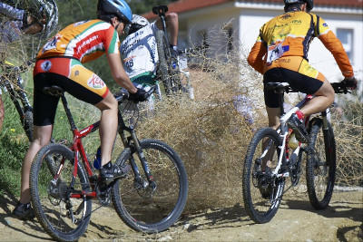 Chvíli po startu se závodníci zamotali do křoví, které přivál vítr