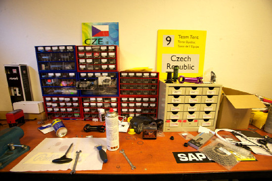 cedule z olympiád zdobí dílnu