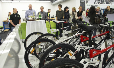 Nový obchod v brněnském obchodním centru Capmus Square otevřeli  /zleva/ Jan Bodnár, Petr Vaněk a Jaroslav Štefánik
