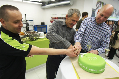 Nový obchod v brněnském obchodním centru Capmus Square otevřeli  /zleva/ Jan Bodnár, Petr Vaněk a Jaroslav Štefánik