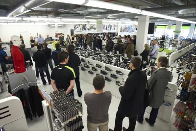 Nový obchod v brněnském obchodním centru Capmus Square otevřeli  /zleva/ Jan Bodnár, Petr Vaněk a Jaroslav Štefánik